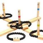 JEU DE QUILLE ET DES ANNEAUX location jeu en bois location 91-75-94-78 - NB DE JOUEURS : 2 et + - PRINCIPE : lancer les anneaux sur les quilles numérotées pour faire un maximum de points - DIMENSION : 41 x 41 cm