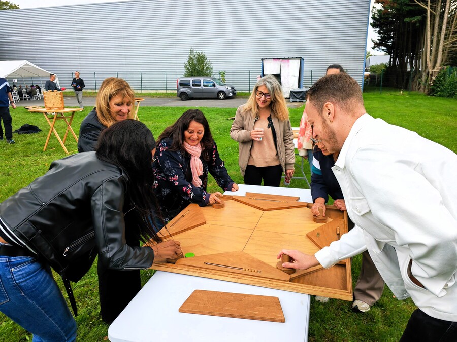 Challenge jeu en bois entreprise Team Building - Table à glisser 91 Essonne, 75 Paris, 94 Val de Marne, 77 Seine et Marne, 78 Yvelines, 93 Seine-St-Denis