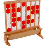 PUISSANCE IV - Location jeux en bois - NB DE JOUEURS : 2 ou deux équipes - PRINCIPE : Chaque joueur pose un palet à tour de rôle entre les cloisons. Le Gagnant est celui qui parvient aligner 4 palets horizontalement, verticalement ou diagonalement. - DIMENSION : 90 x 95 cm