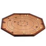 CROKINOLE location jeu en bois location 91-75-94-78 - NB DE JOUEURS : 2-4 - PRINCIPE : Jeu de pichenette où les joueurs devront placer un maximum de palets au centre ou dans les zones de points pour marquer un maximum de points. DIMENSION : 69 x 69 cm