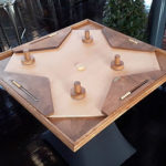 TABLE A GLISSER 4 JOUEURS location jeu en bois location 91-75-94-78 - NB DE JOUEURS : 2-3 ou 4 joueurs - PRINCIPE : Défendez votre camp du palet à l’aide de votre poignée et marquez le maximum de buts - DIMENSION : 100 x 100 cm