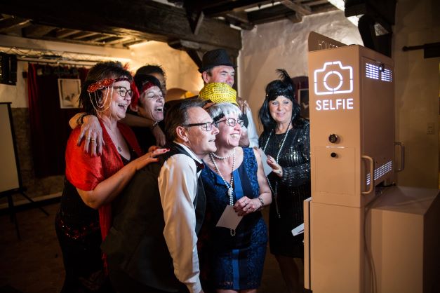 Location borne à selfie - photobooth pour anniversaire en Seine-et-Marne (77), Essonne 91, Paris (75), Val-de-Marne (94)